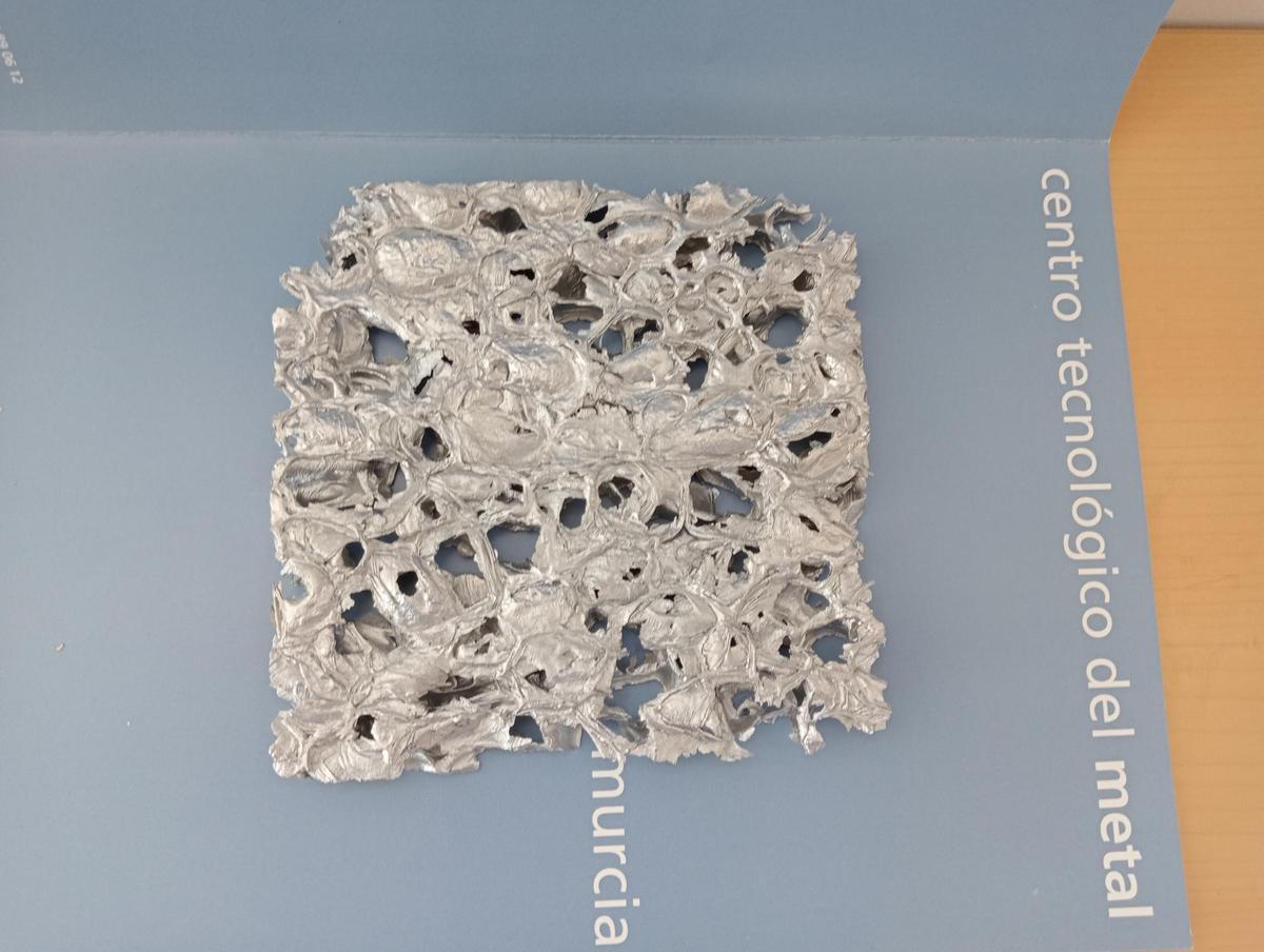 Una muestra de microespuma de aluminio.
