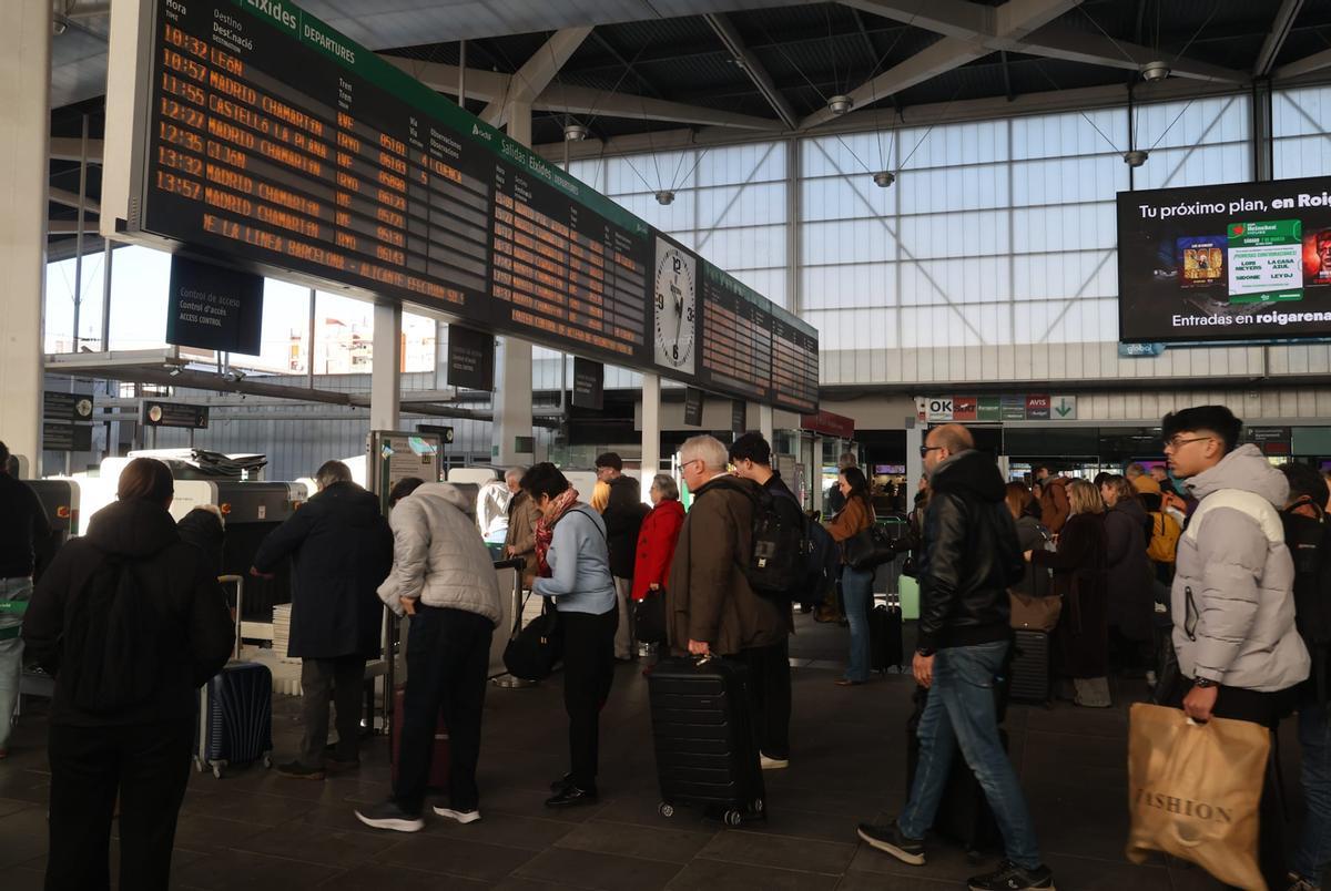 Viajeros pendientes de los horarios y retrasos.