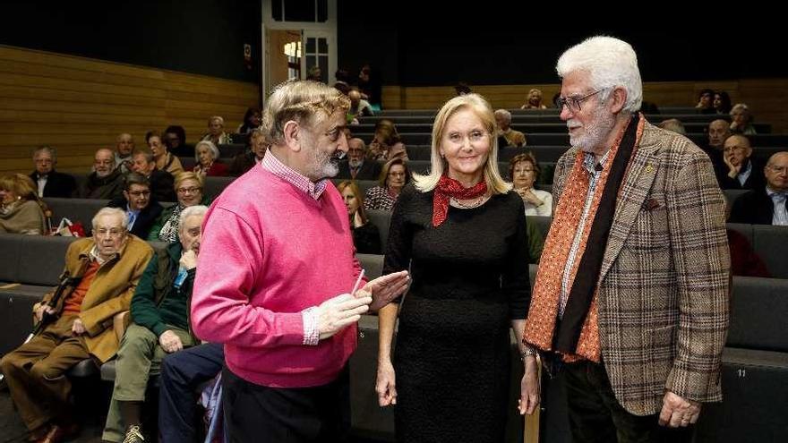 Isabel Moro, en el centro de la foto, ayer, antes de la asamblea.