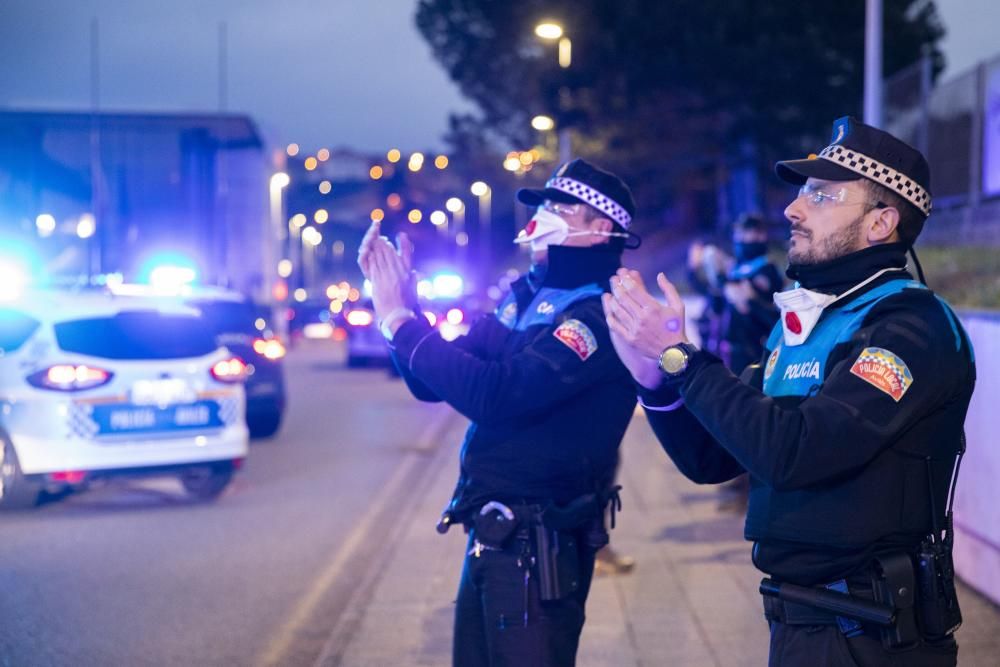 Homenaje de la Policía al personal sanitario en el