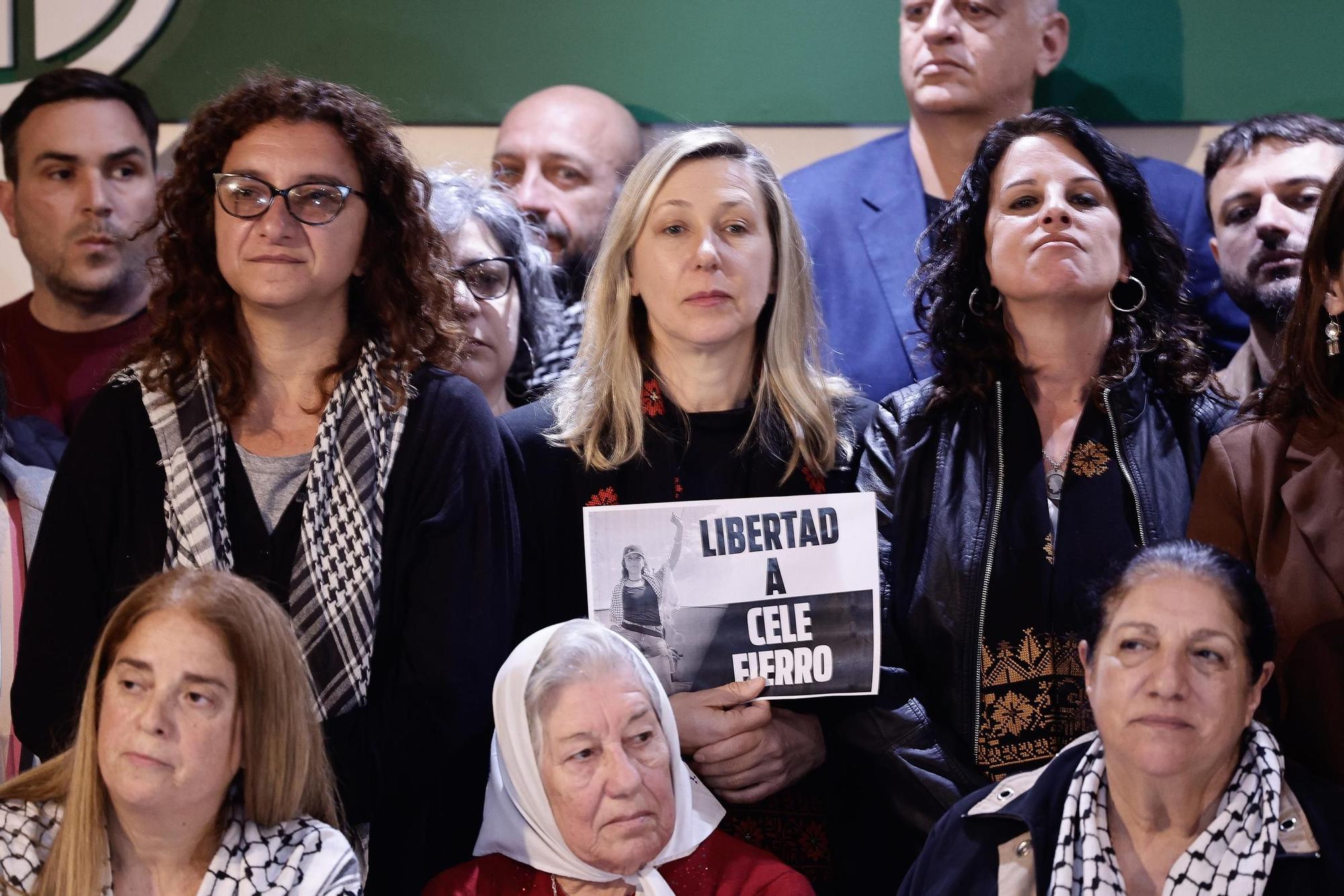 La llegada de Lucía Muñoz y Alejandra Martínez a Barajas en imágenes
