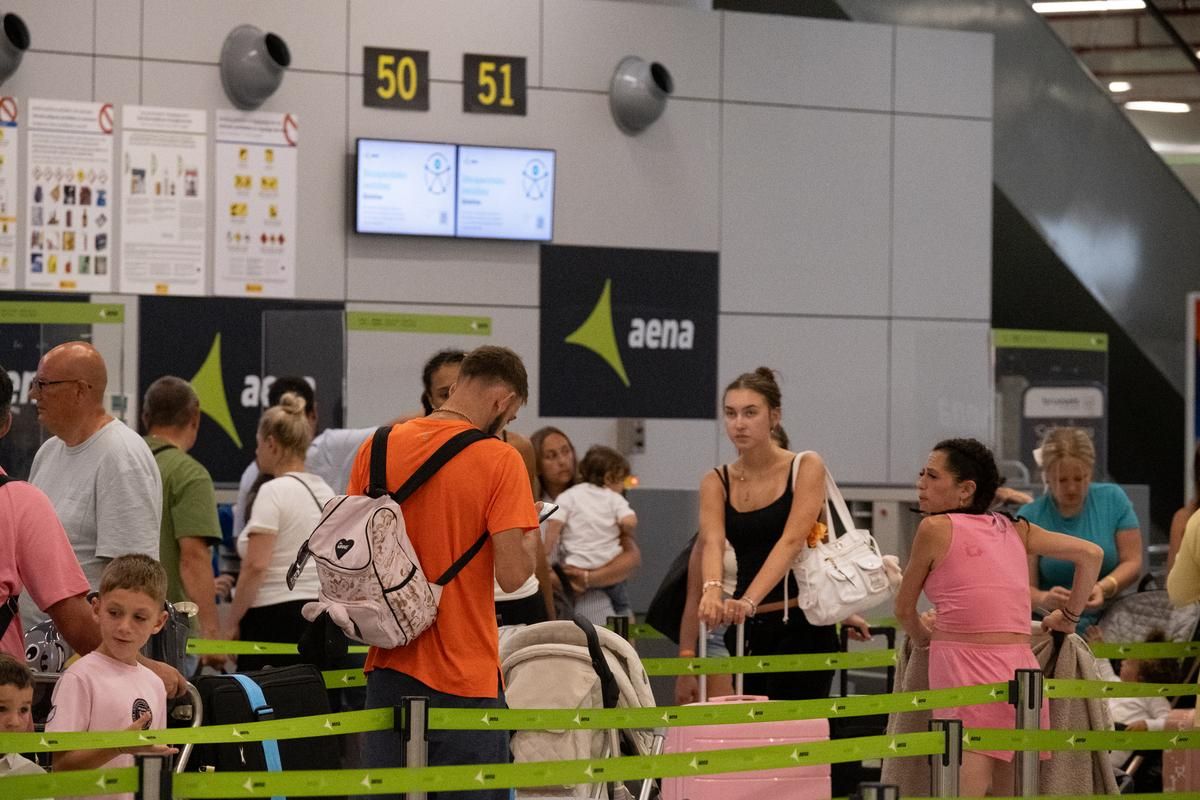 Pasajeros hacen cola en el aeropuerto de Palma para facturar su equipaje