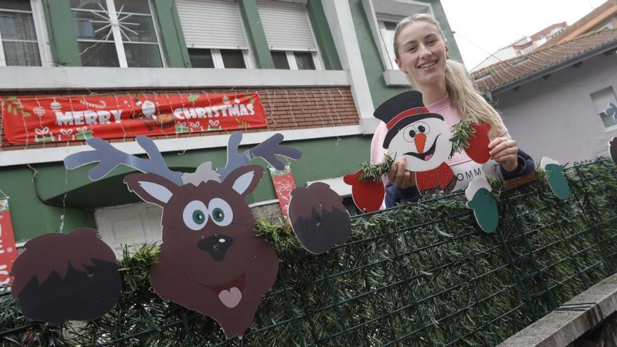 Sara Suárez posa con parte de la decoración navideña que ha sido vandalizada en los últimos días. | Ricardo Solís