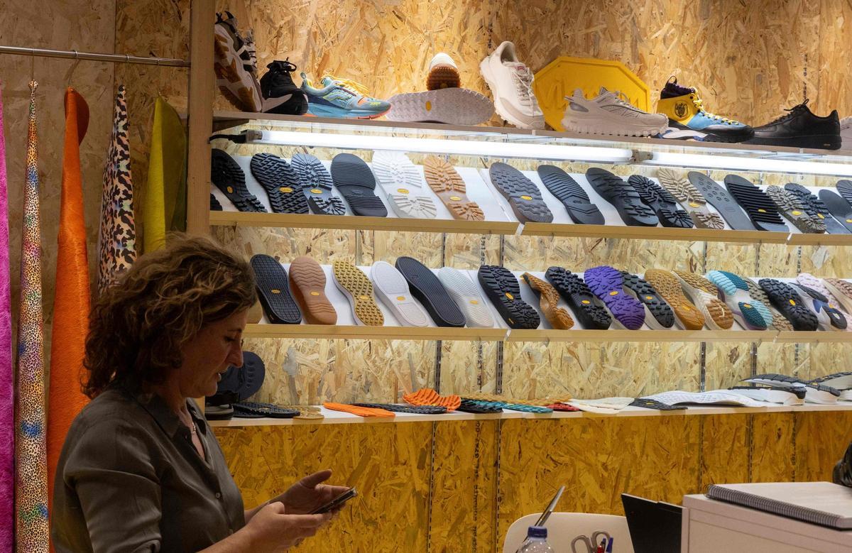 El calzado -en la imagen un stand de Futurmoda, inaugurada ayer- también está en el punto de mira.