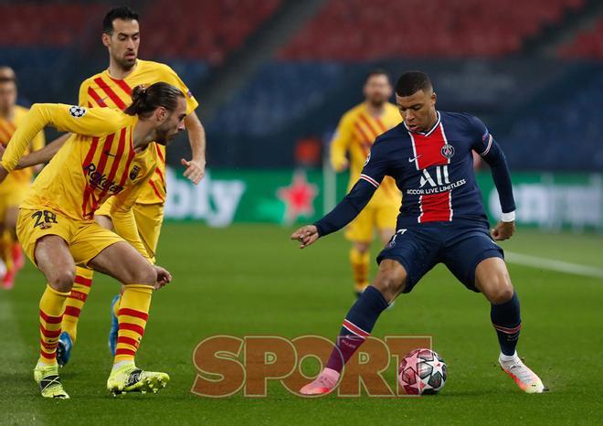 Óscar Mingueza y Sergio Busquets ante Kylian Mbappe en el partido de Champions League entre el Paris Saint Germain y el FC Barcelona disputado en el Parc des Princes.