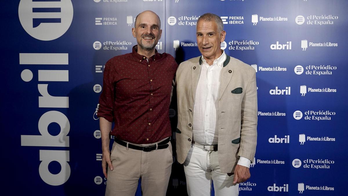 El sociólogo e historiador Álvaro Santana Acuña y el autor Rubén Gallo.