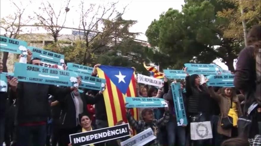 Alguns centenars de persones es concentren a l'entorn del Camp Nou