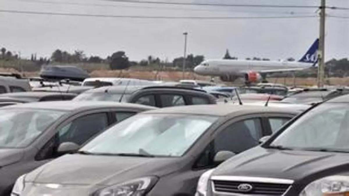 Los negocios de alquiler de coches y parkings se disparan junto al aeropuerto Alicante-Elche sin tener un futuro claro