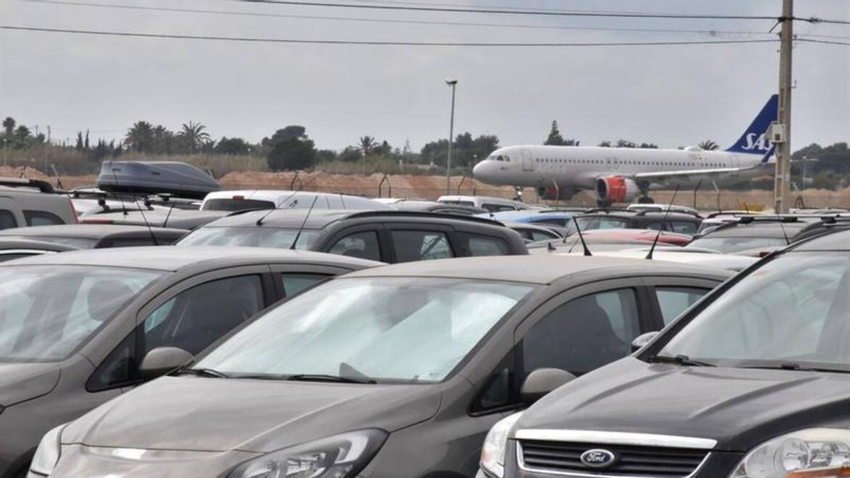 Coches estacionados en el entorno del aeropuerto de Alicante-Elche