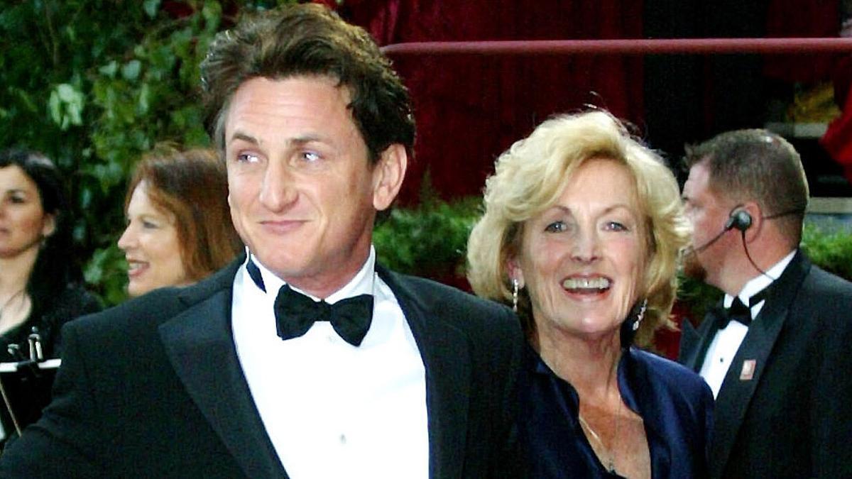 Una imagen de archivo de Sean Penn con su madre, la actriz Eileen Ryan.
