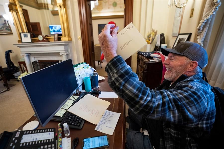 Un seguidor de Trump, en el despacho de la demócrata Nancy Pelosi.