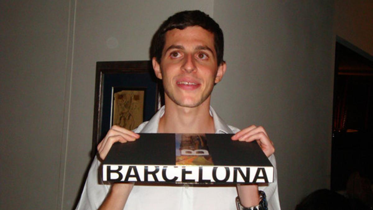 Gilad Shalit muestra el libro con el que el viernes por la noche fue obsequiado en Barcelona.
