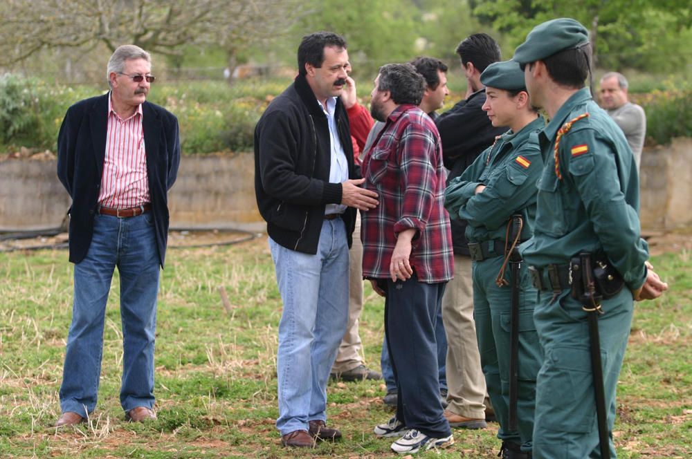 Imágenes de 2006 de los antiautopistas en la finca.