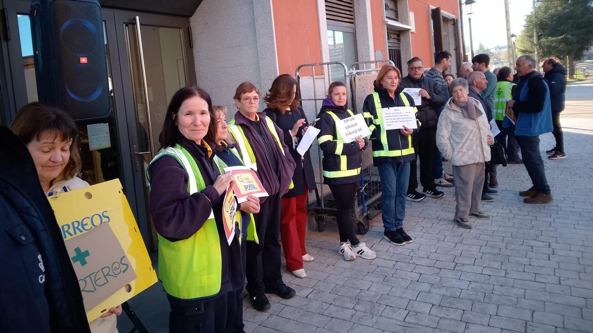 Trabajadores de Correos y vecinos en su lucha por reforzar la plantilla a las pueras de la oficina de Alcañices.