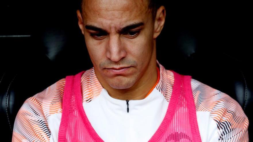 Rodrigo, en el banquillo de Mestalla en el partido ante el FC Barcelona.