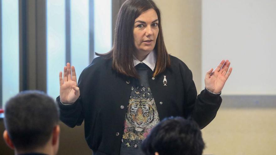 La viguesa Ledicia Costas, durante la charla en el colegio vilagarciano.