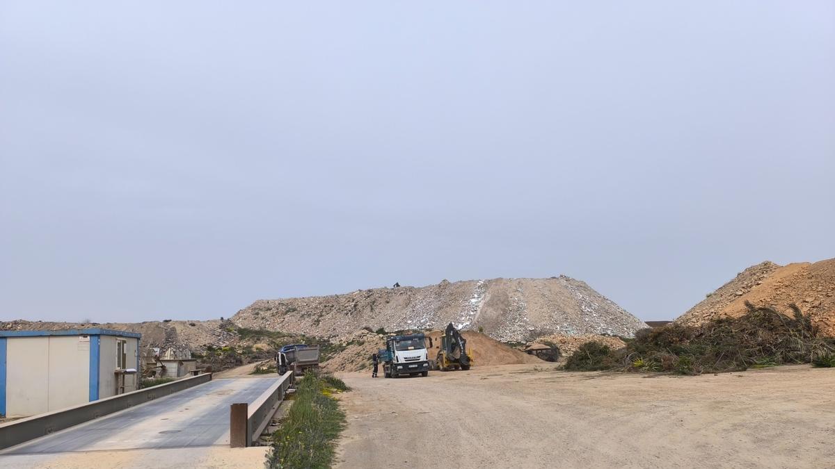 Montaña de residuos de obra en es Cap de Barbaria