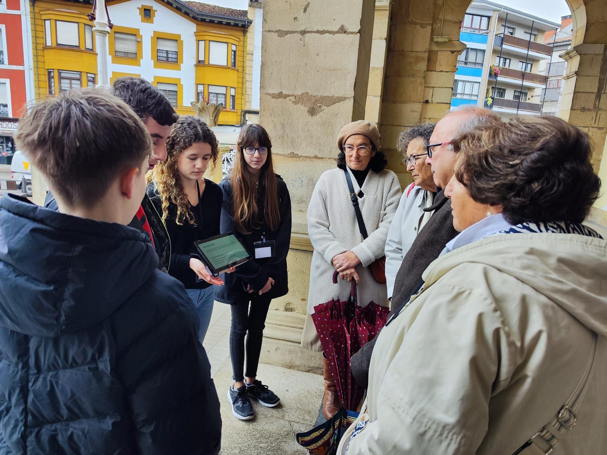 La historia medieval de Villaviciosa, de las aulas a las calles: así han ejercido los alumnos del instituto como guías turísticos