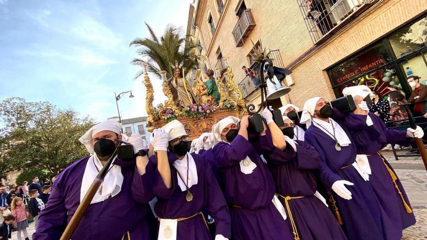 Hermanacos portando al Cristo durante la procesión. | LO