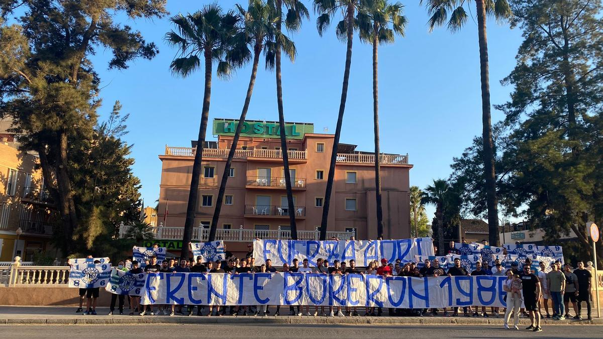 Una treintena de miembros del Frente Bokerón, ante el Hospital Regional