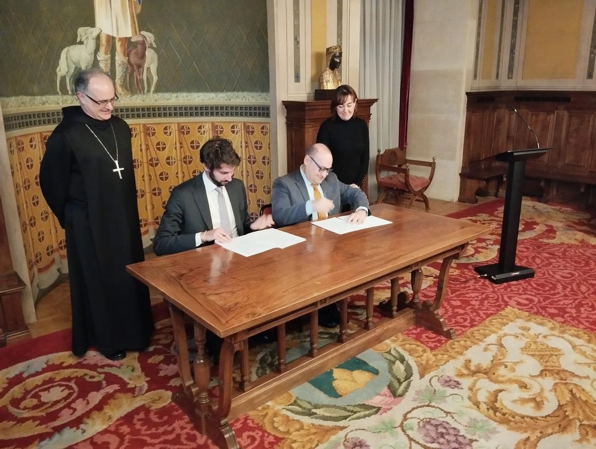 El moment de la firma del protocol entre l'Aeri de Montserrat i Ferrocarrils, dilluns passat