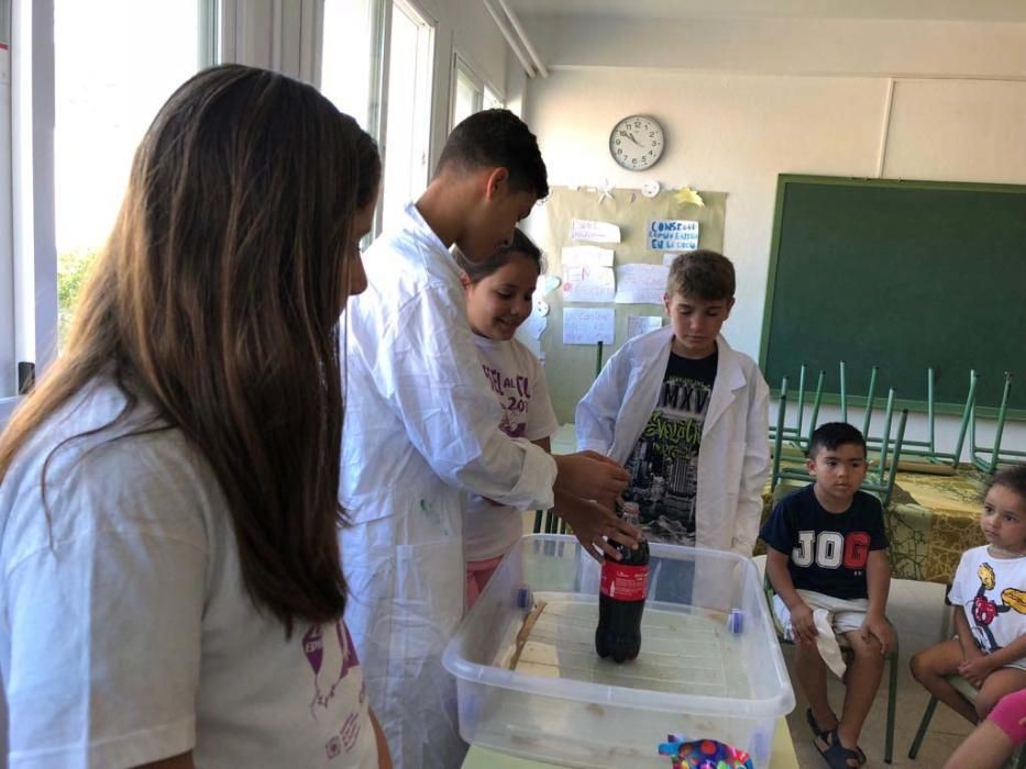 Los alumnos del colegio Guillem de Montgrí aprenden y se divierten durante la jornada dedicada a los experimentos y curiosidades científicas