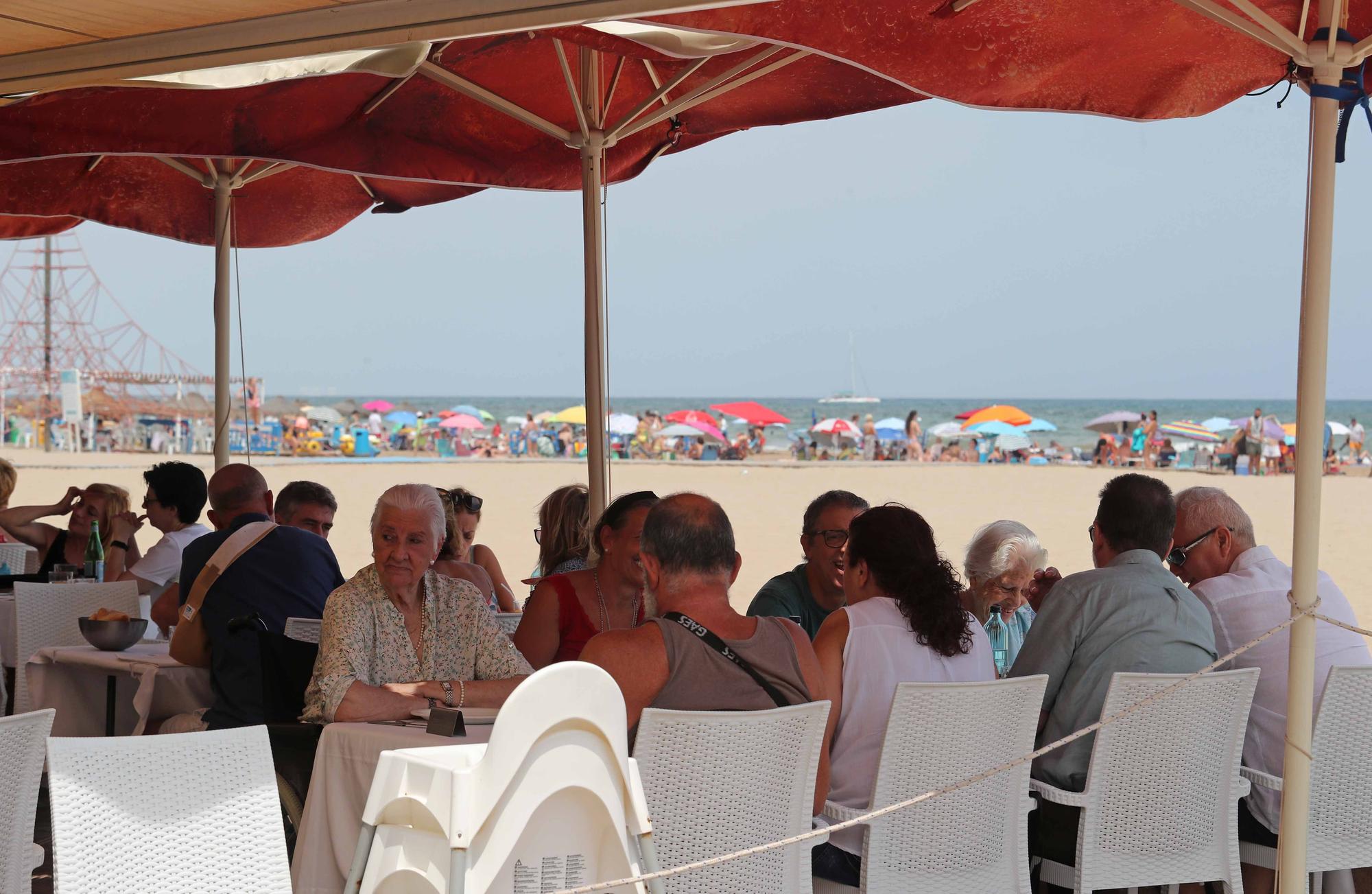 La playa y las terrazas, de nuevo, llenas