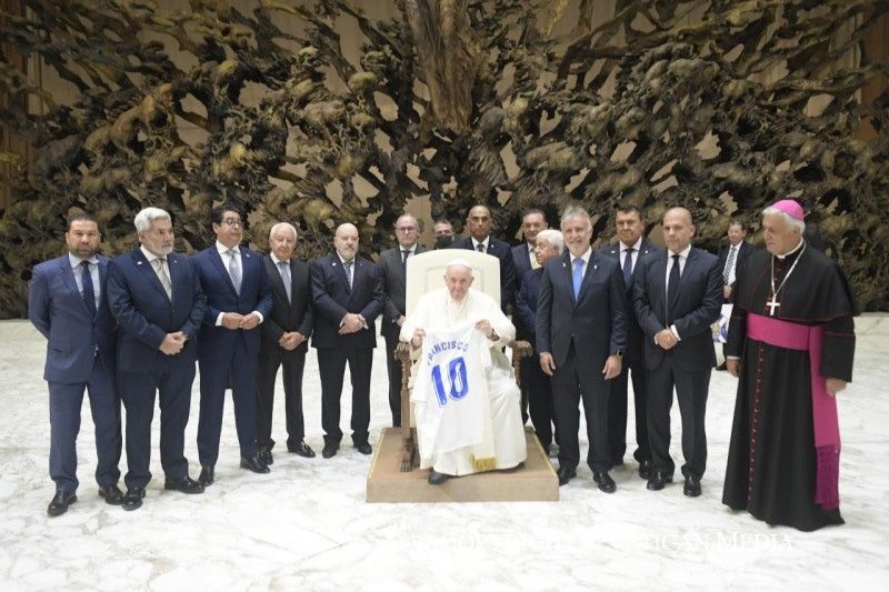 El Papa Francisco recibe en audiencia al presidente de Canarias y a una delegación del CD Tenerife