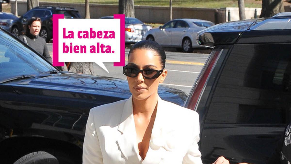 Kim Kardashian vestida de blanco y gafas de sol: &quot;La cabeza bien alta&quot;