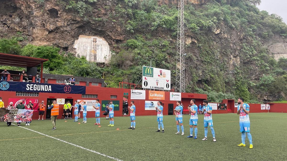 Los jugadores del Coria aplauden durante el homenaje al Mensajero, que este año celebra su centenario.