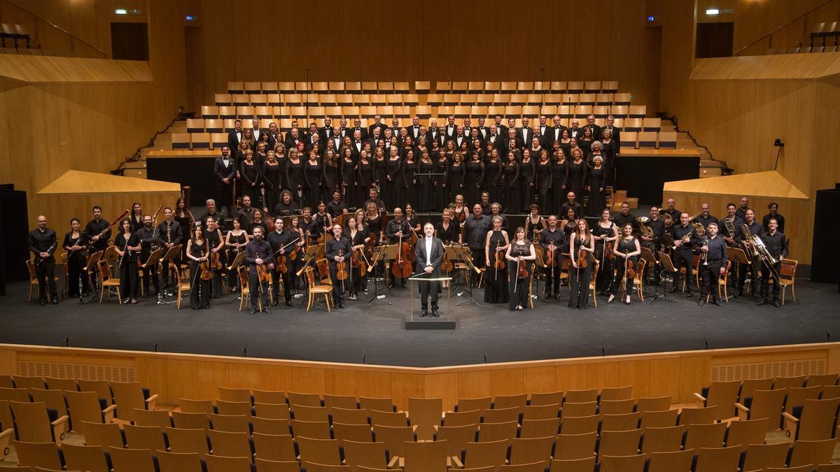 La Orquesta Reino de Aragón y el coro Amici Musica en la sala Mozart.