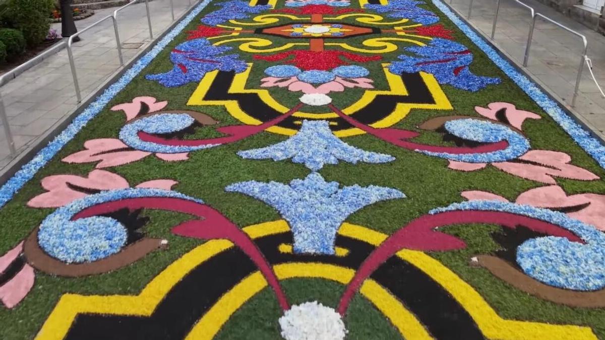 Detalle en perspectiva de una alfombra floral de colores en las calles de Ponteareas en 2025.