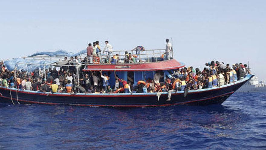 Inmigrantes son rescatados cerca de la costa de Italia.