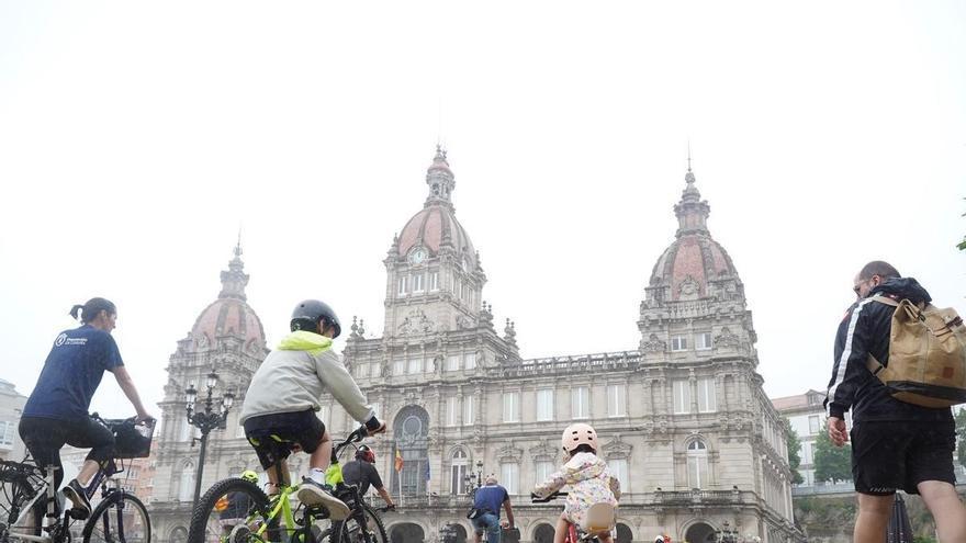 A Coruña se sobrepone al clima para pedalear en el Día de la Bicicleta