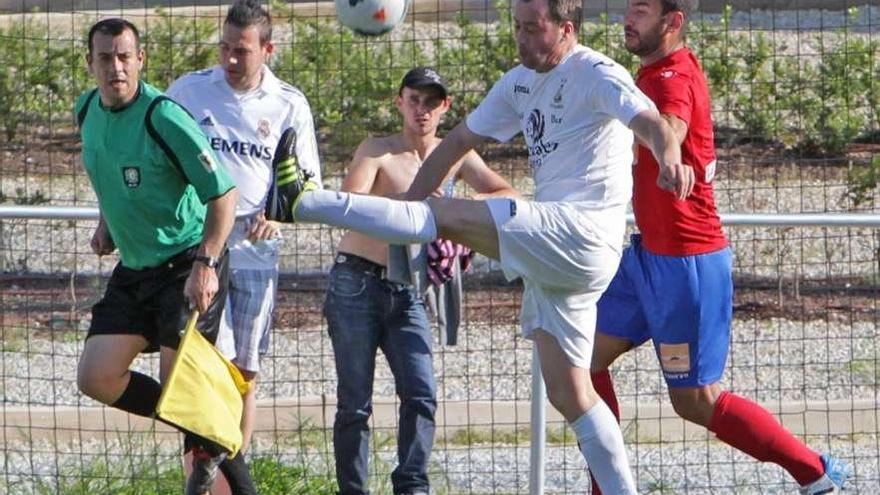 Un lance del partido jugado ayer por la tarde en el campo de Eiróas. // Jesús Regal