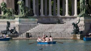 Un balsa en el estanque del Retiro.