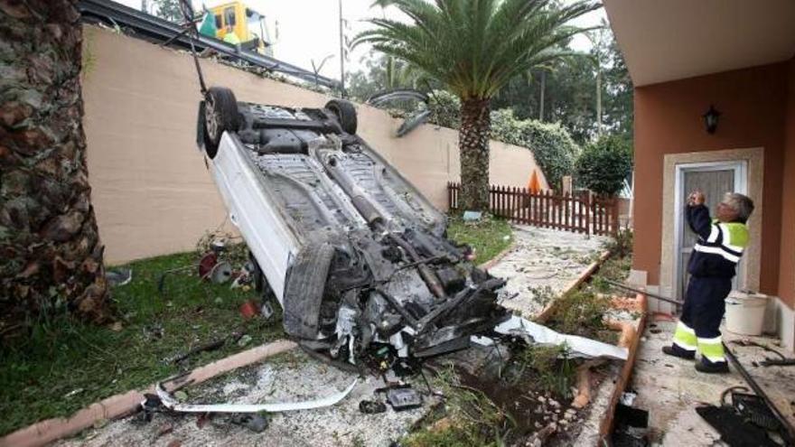 El vehículo, volcado en el patio de la casa contra la que impactó. / nick