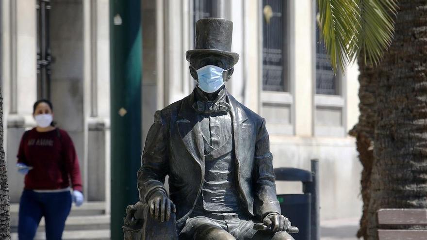 Como la estatua del Cenachero o la de Pablo Ruiz Picasso, estos días también ha podido verse a Hans Christian Andersen protegido por una mascarilla en su emplazamiento de la Acera de la Marina.
