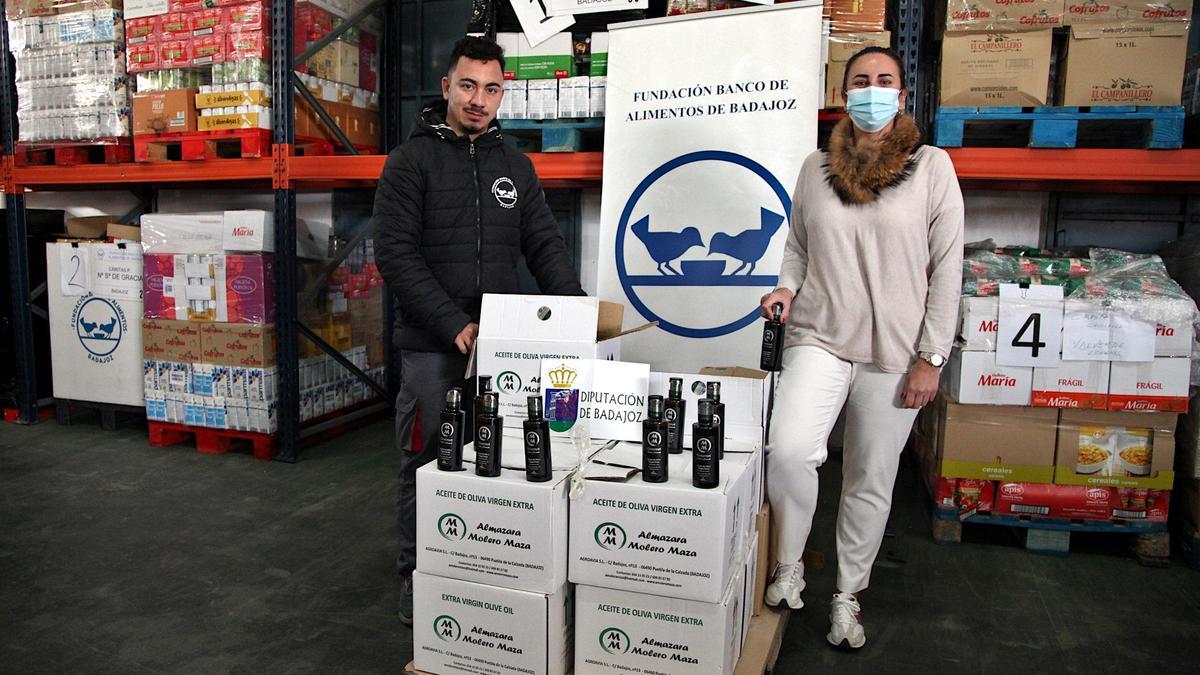 Momento de la entrega al Banco de Alimentos.