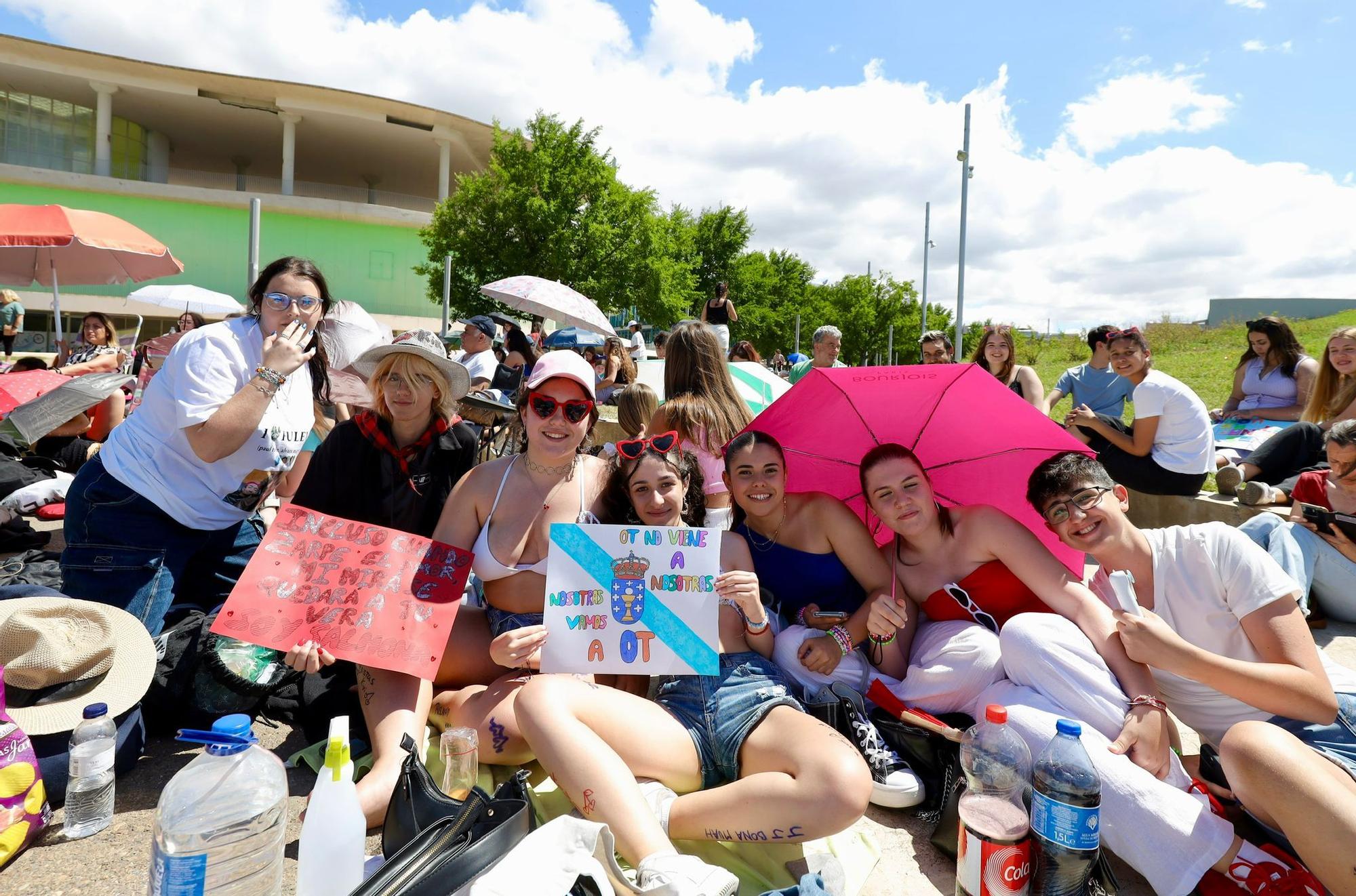 En imágenes | Los fans de Operación Triunfo invaden la Expo horas antes del concierto