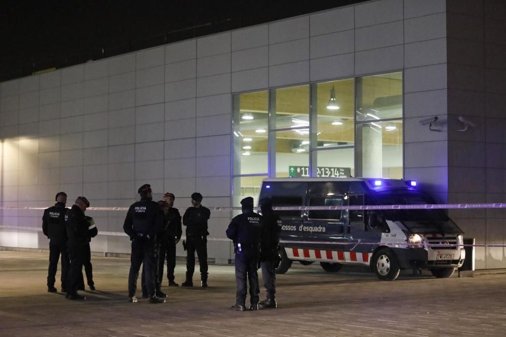 Els Mossos custodiant l'estació del TAV durant la vaga del 21-F a Girona