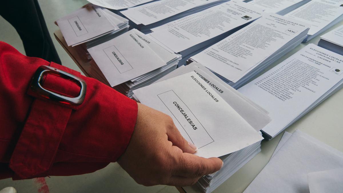 Sobres y papeletas en la mesa de un colegio electoral.