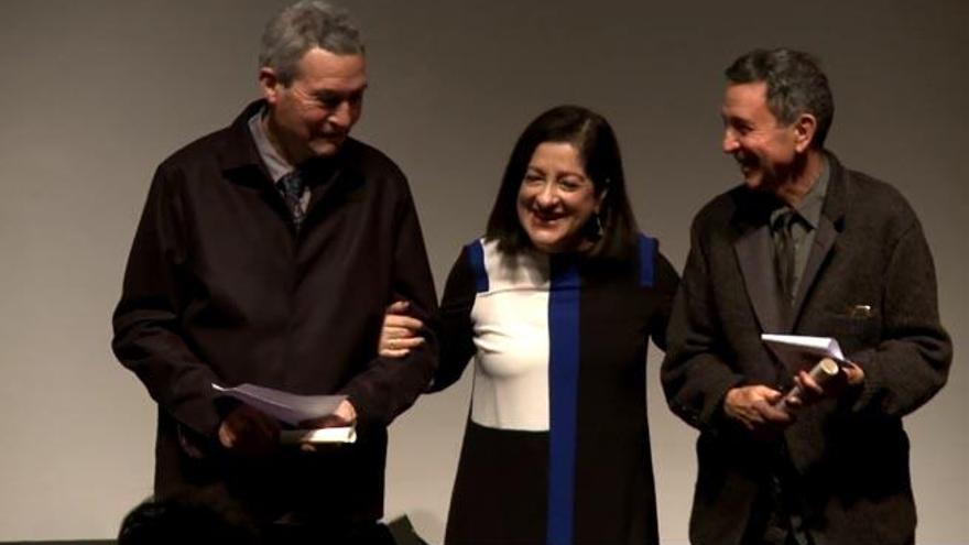 Martínez Lapeña y Elías Torres reciben el premio de la presidenta del RIBA, Jane Duncan.