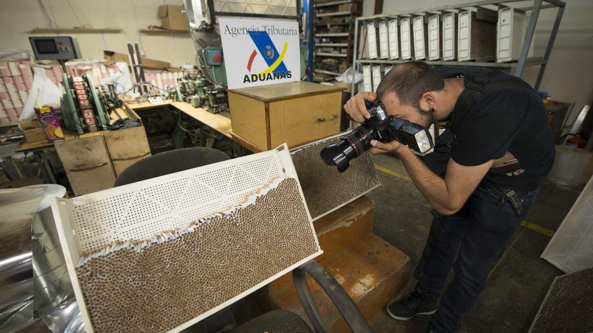 Un fotógrafo toma una instantánea de una de las máquinas usadas para fabricar el tabac.