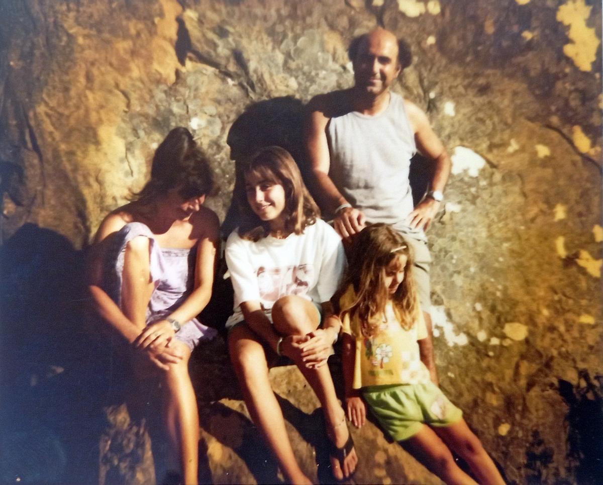 Con su mujer, Pilar Sevillano y sus dos hijas, hoy psicólogas, Diana y Cristina, en 1996 durante un verano en Bolonia