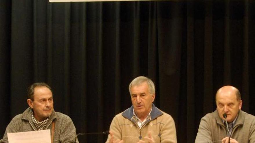 Tino Alonso, junto a otros asociados, durante la charla en Turón.