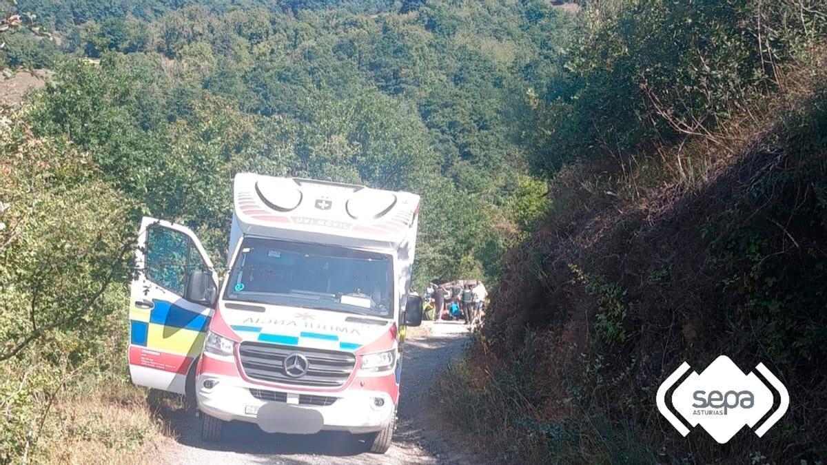 Un hombre resulta herido grave y trasladado en helicóptero al HUCA al volcar con su vehículo en Lena