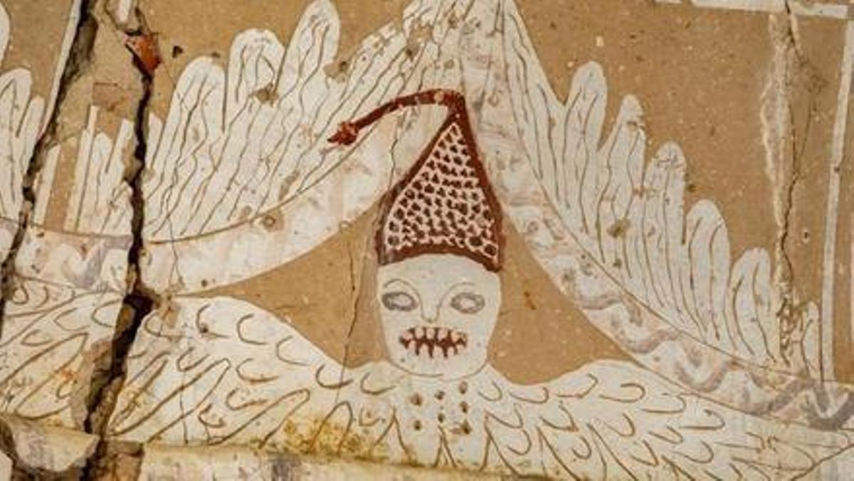 Esgrafiado de los 'ángeles malos' en la ermita barroca de Talaván.