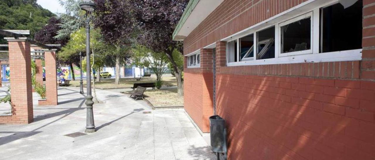 Instalaciones del parque del Florán dañadas por actos vandálicos este verano.