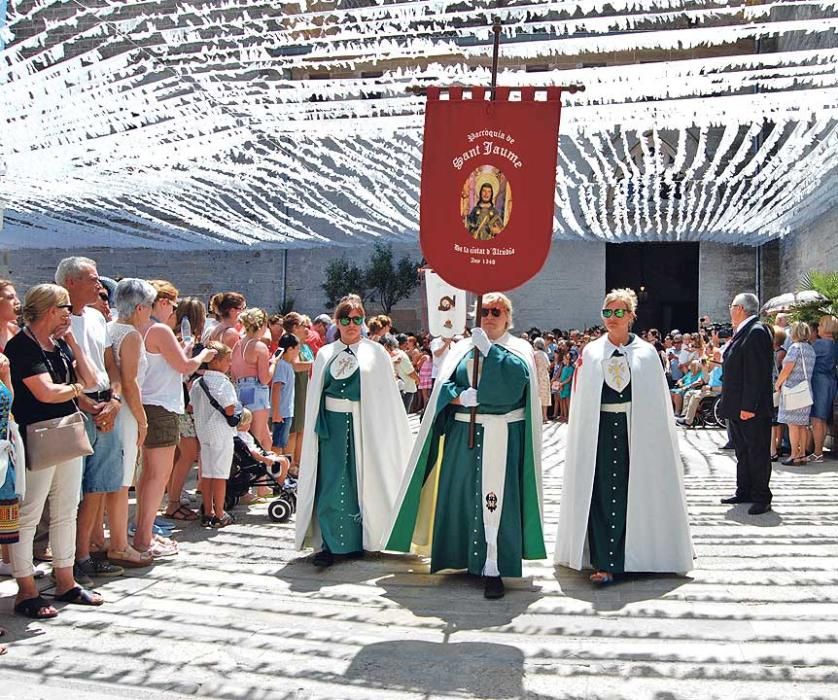 Penitentes con el Sant Crist en la Triennal